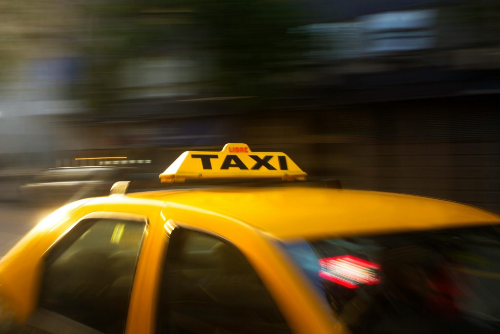 Taxi en la ciudad de noche